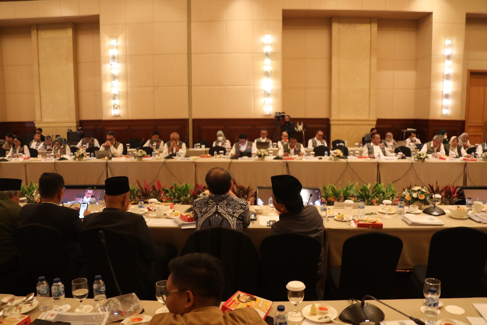 Kepala BNPB Letjen TNI Suharyanto beserta jajaran BNPB melakukan Focus Group Discussion Penguatan Kesiapsiagaan dan Penanggulangan Bencana, dengan Komisi VIII DPR RI di Jakarta pada Rabu (15/2).
